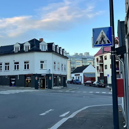 3- Cozy, Newly Renovated With An Alcove Apartament
